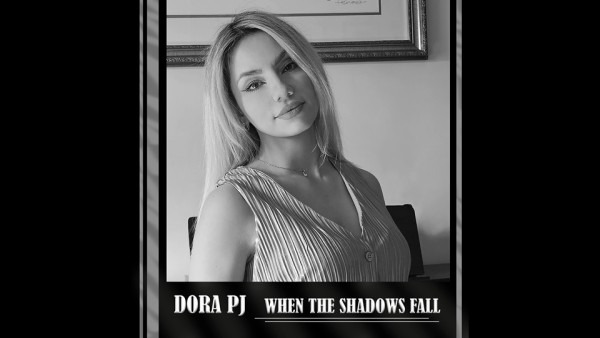 Η Dora Pj μαγεύει τη Νέα Υόρκη με το ιδιαίτερο μουσικό της αποτύπωμα